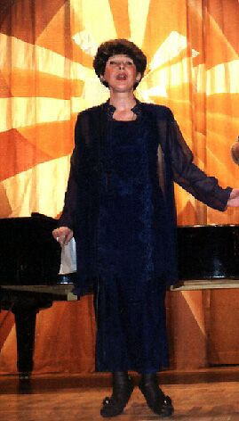 Людмила Колодяжная на одном из своих авторских концертов.